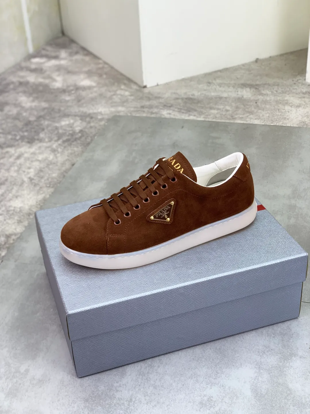 Men's shoes 💰P540💰【New model】The hot model is on the official website, 🆘 The trendy brand (Prada) mainly promotes the hot model, the avant-garde and versatile fashion men's shoes are privately modeled, the cowhide surface is spliced 1:1.. The fashion is simple, the original imported cowhide lining and the cowhide feet; the atmosphere and personality are more fashionable, eye-catching and pursuing class. It will subvert the old idea and be a must-have for fashion trendsetters with you! Must keep it for yourself! Tall and comfortable, large and low, high-end quality workmanship. Size: 38-45; 3️⃣colors available.